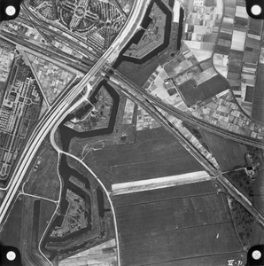 407484 Verticale luchtfoto van het Fort Lunetten met de Rijksweg 22 (later de Waterlinieweg) te Utrecht. Het noorden is ...